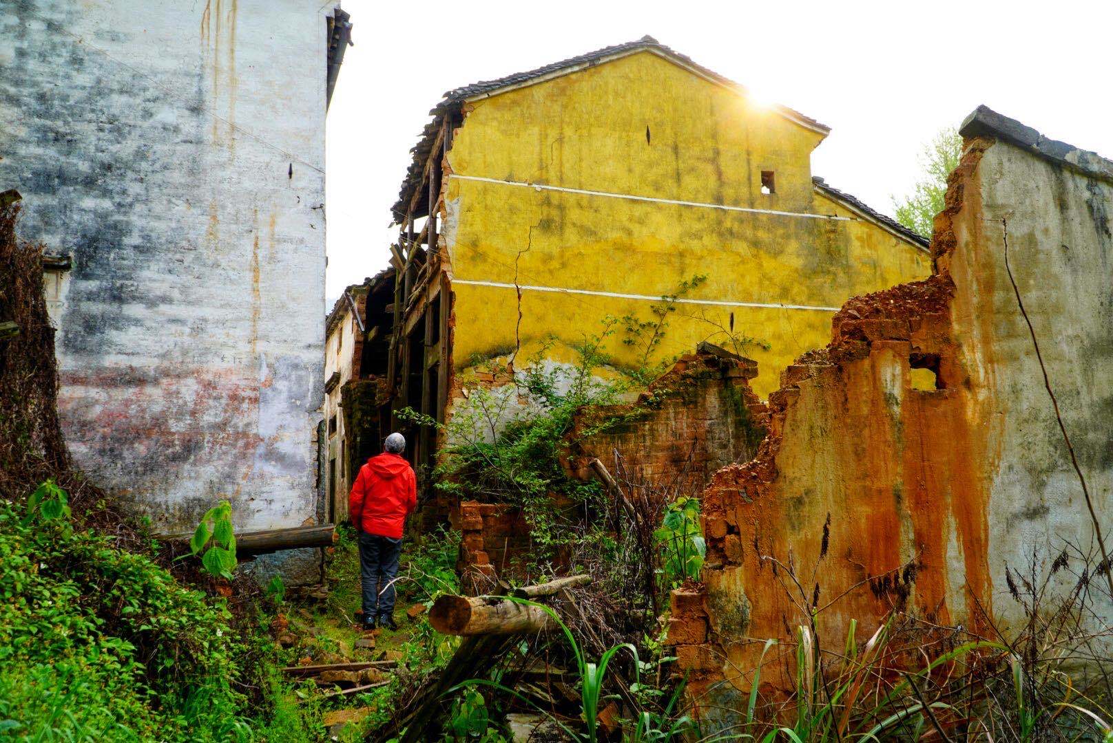 安徽令人着迷的无人古村村民十几年前迁走早上看云海晚上无人敢进