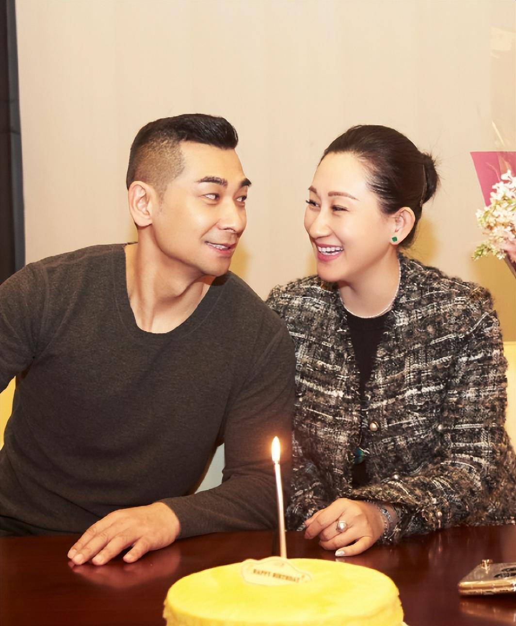 50岁赵文卓携妻儿逛街,双眼无神法令纹深厚,小8岁妻子颜值好高_张丹露