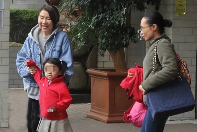 原创杨幂拍时尚大片全方位展示自己忙于工作却与女儿的关系疏远