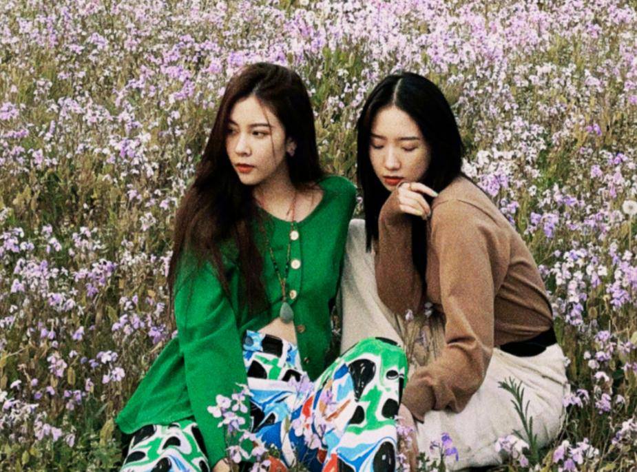 孟美岐晒与宋妍霏合照,传授闺蜜拍照指南,两人气质差距却很明显_照片