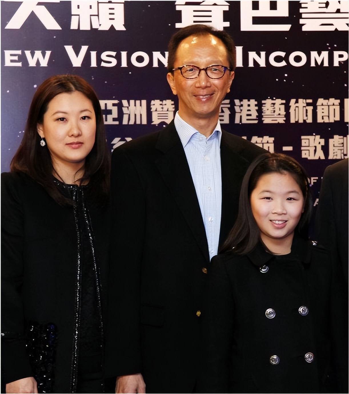 梁锦松出席选举大会如今身家百亿坐拥娇妻可惜当年被人搞下台