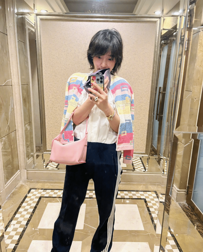 白百何与儿子逛街抱玩具狗童心未泯无名指戒指抢镜疑暗示再婚