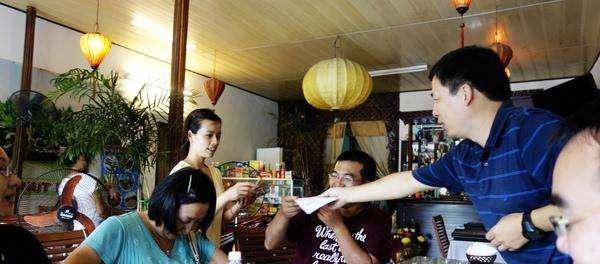 中国游客在巴基斯坦旅行，吃完饭结账时，被账单吓了一跳