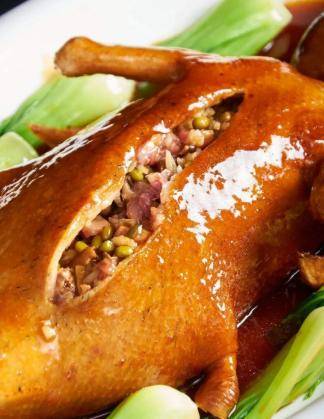 八宝窝全鸭东江盐焗鸡是广东惠州的一道传统名菜,属于客家菜,这种做鸡
