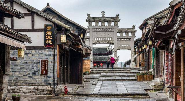 贵州一名镇走红网络，以青色的岩石而得名，素有“南大门”之称