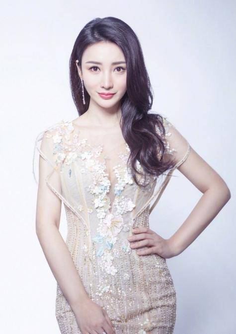 原创柳岩最新写真曝光身穿晕染风牛仔裙修身设计勾勒曼妙身姿