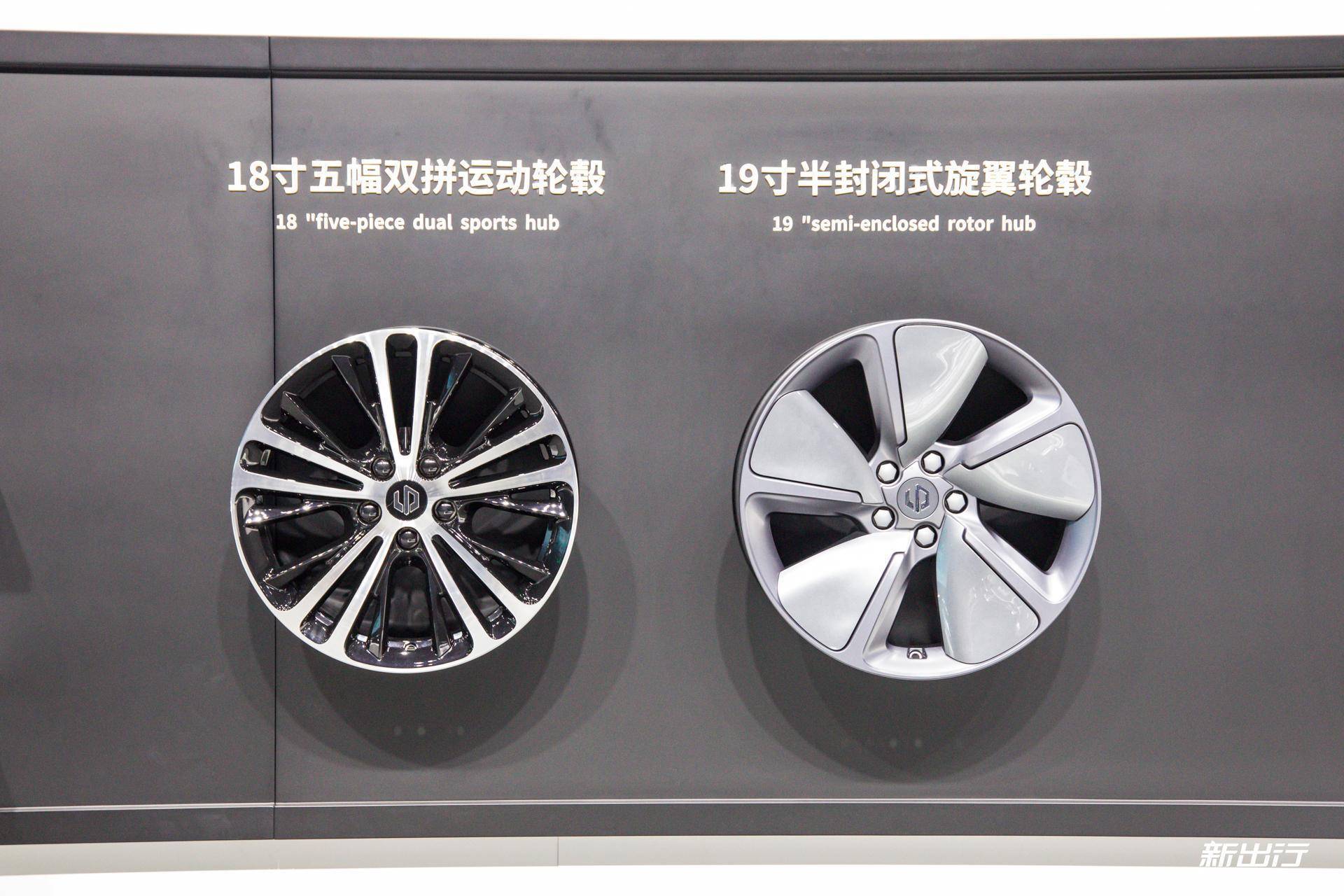 轮毂实际是枪灰色的,视觉冲击感更强,我个人认为要比另外一款 18 寸的