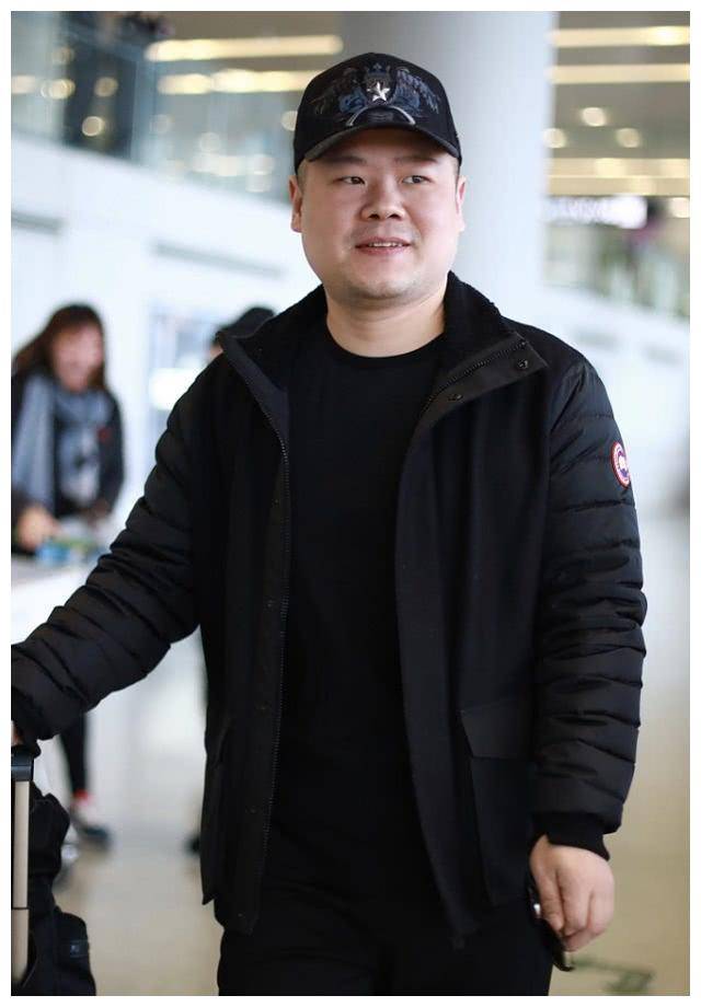 岳云鹏全黑造型走机场,黑超遮脸却依旧接地气,脸又圆了两圈_黑色_圆领