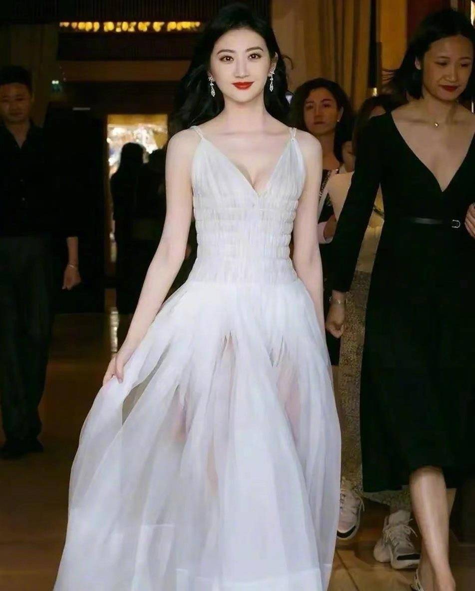 原创民国傲娇女王景甜深v白色长裙显现纯洁与性感的美