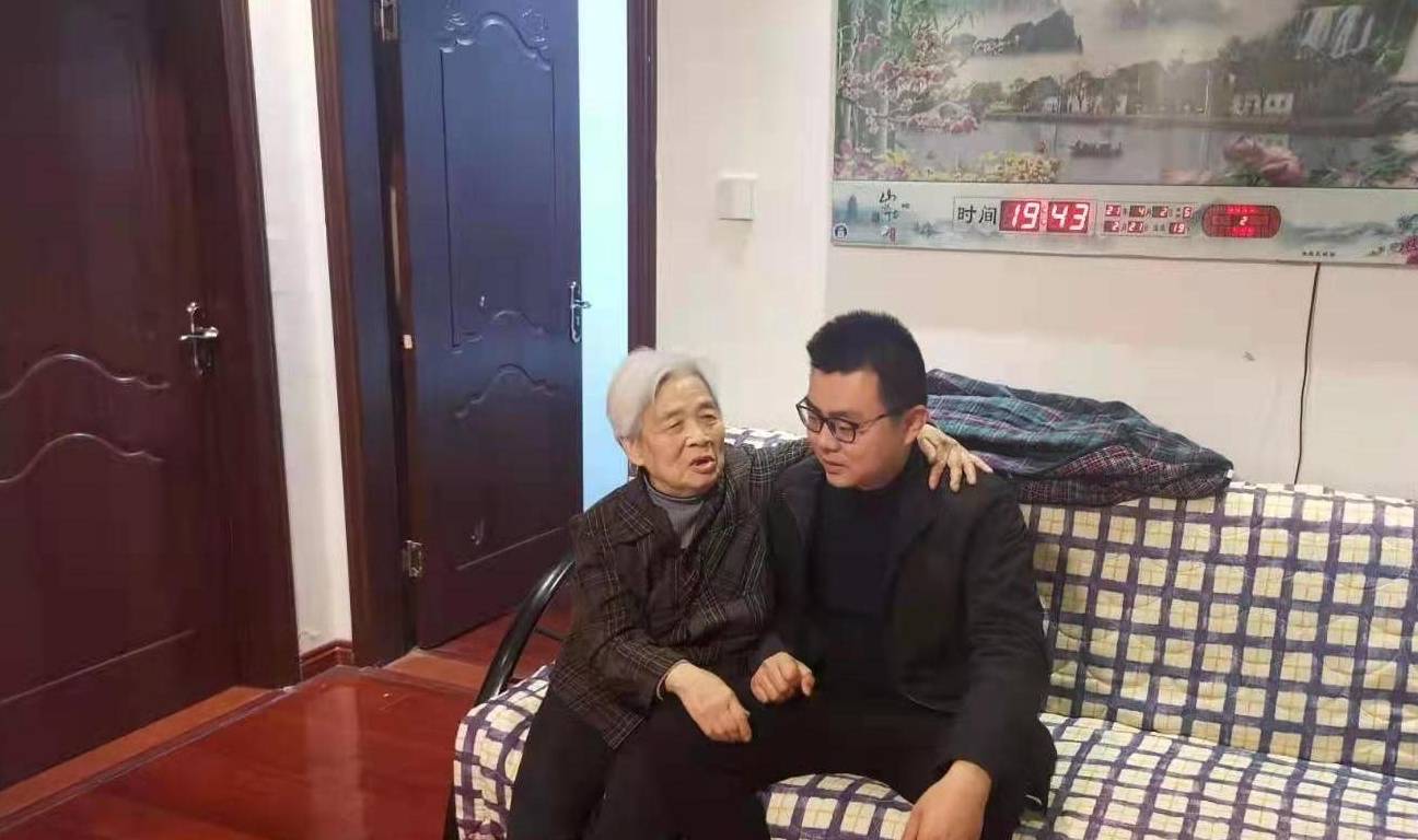 河南家中顶梁柱的郭威,再回江西秒变小baby,与舅舅比赛吃小龙虾_姚策