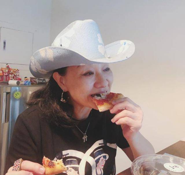 比莉原名王雪娥,是台女歌手以及演员.早年出道,近年来鲜少活跃在幕前.