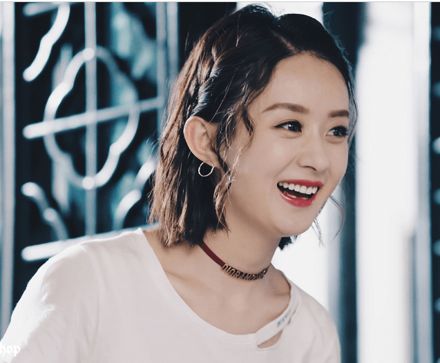 赵丽颖录活动视频曝光,羊毛卷造型实力抢镜,气质越来越温婉!