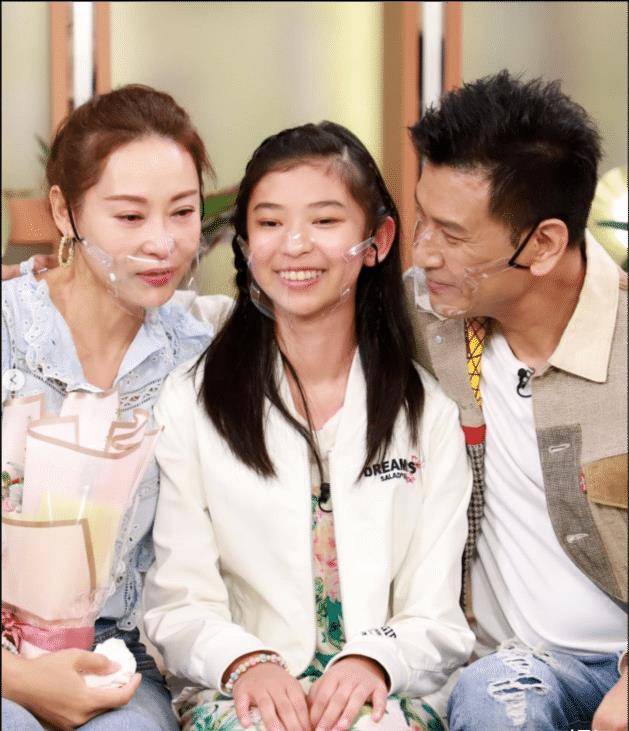 tvb女艺人杨卓娜亲吻爱女为女儿庆生 一家人拍温馨全家福_老公_杨怡
