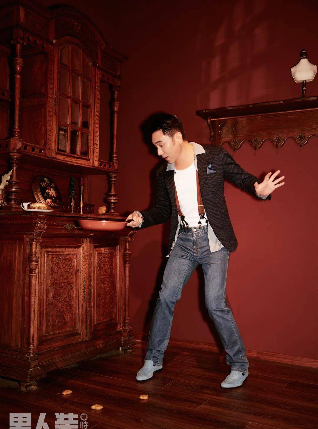 原创林依轮男人装写真曝光复古魔术师装太帅气年轻似20岁小伙