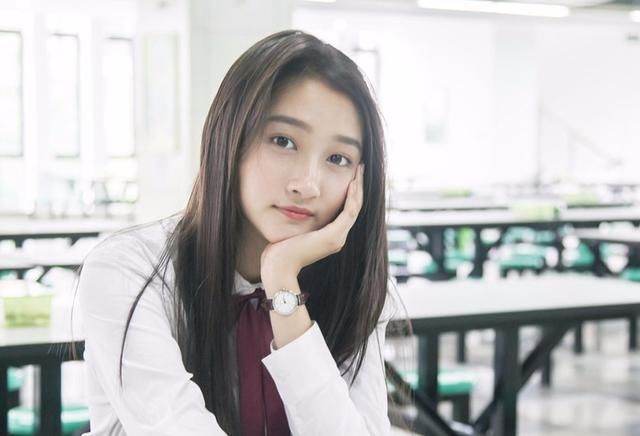 关晓彤被父母捧红当女明星她的姐姐关晓珊为何却在卖拉面