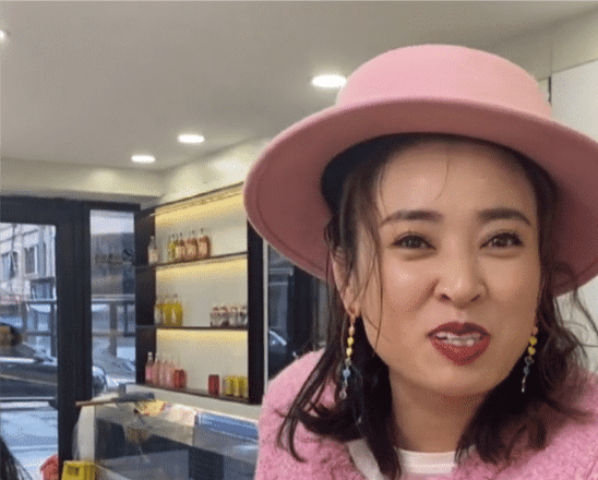 由于被崔晋妈妈领养,李勒优的生活发生了翻天覆地的变化,晋妈妈为了