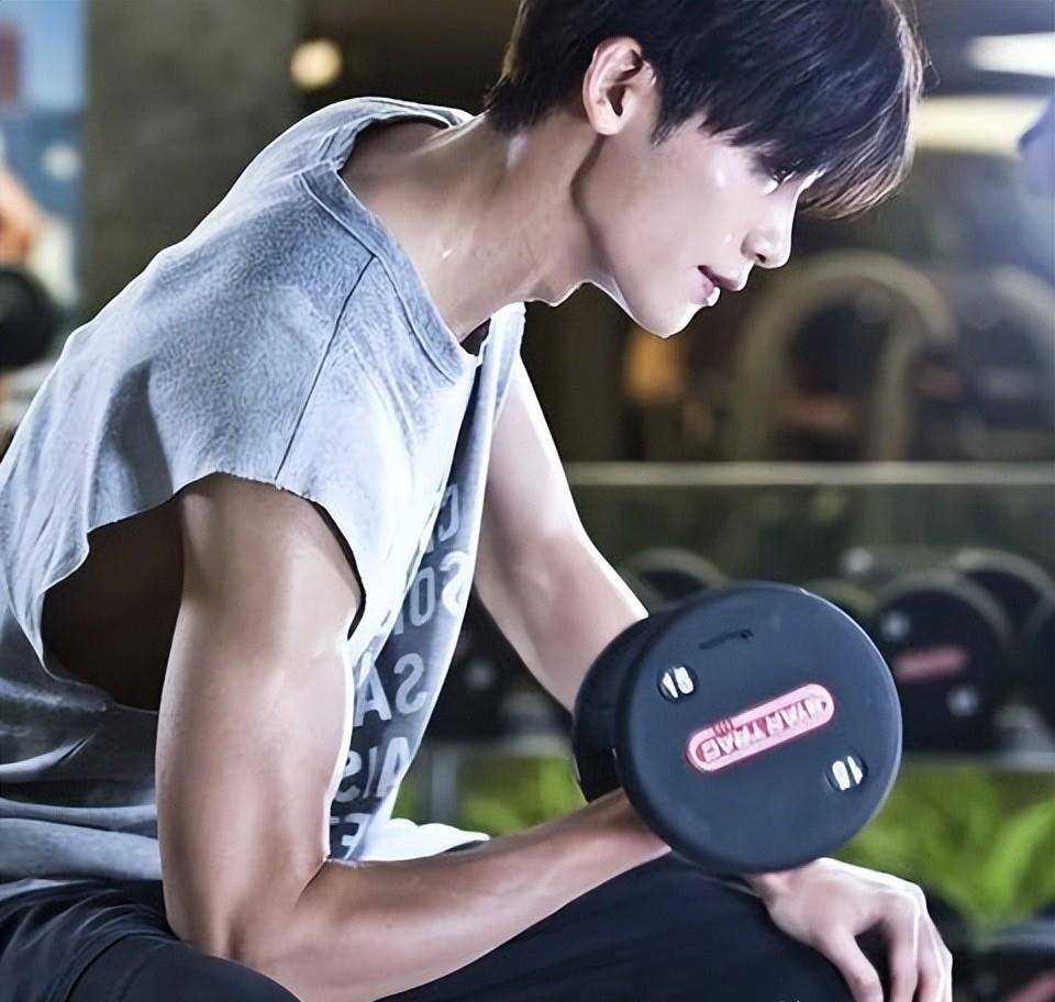 身高184cm的朴炯植有着一张精致小脸,超完美的9头身比例让他屡屡登上