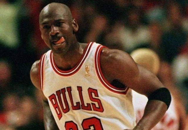 原创nba球员的球场怪癖乔丹吐舌头科比咬球衣而他穿对手短裤