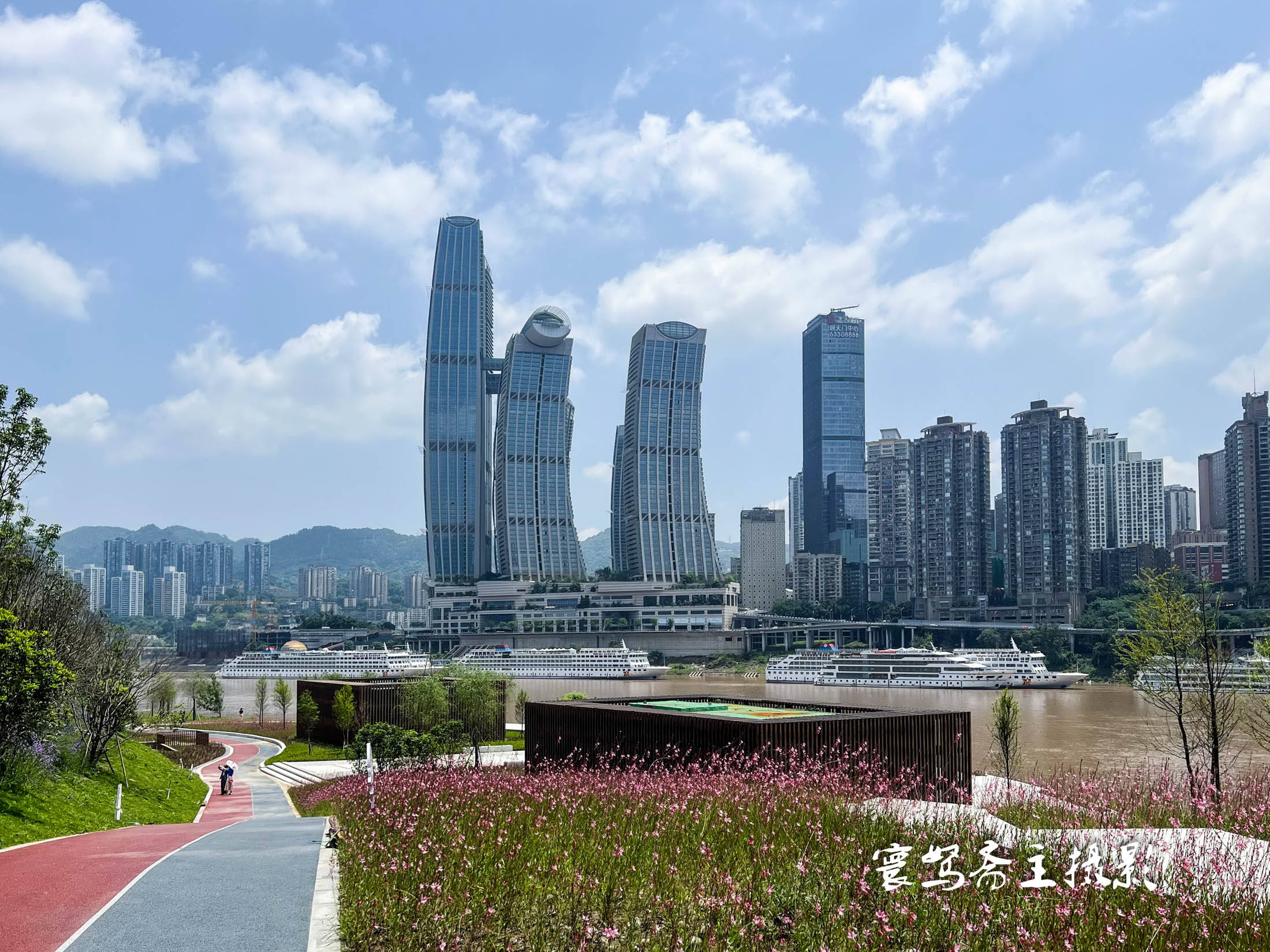 原创千厮门大桥下新建的江北嘴江滩公园成了拍摄洪崖洞夜景的绝佳处