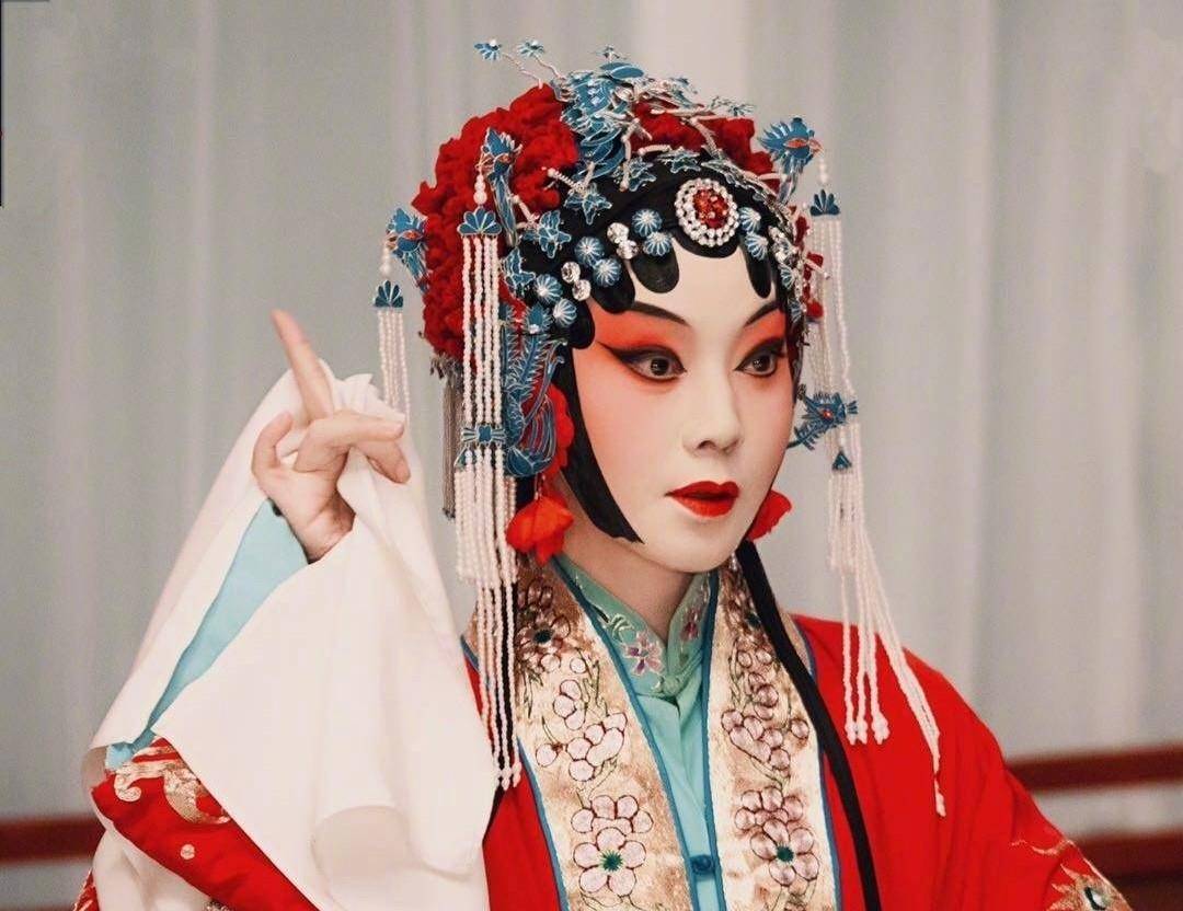 原创50岁闫妮京剧造型曝光皮肤弹嫩有少女感翘兰花指扬袖很专业