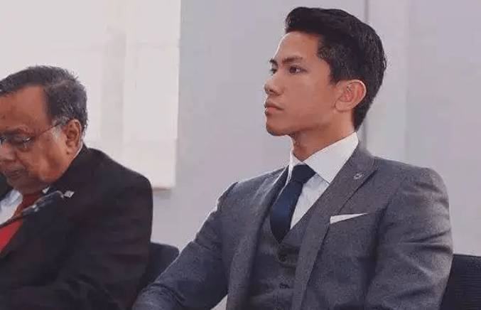 但是皇室在本国还是非常有地位的也有金钱的,阿杜马丁王子是标准的