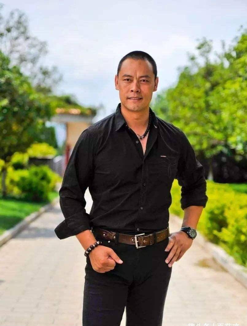 原创晋松和老婆罕同框女方颜值气质不输明星外表高大性格幽默