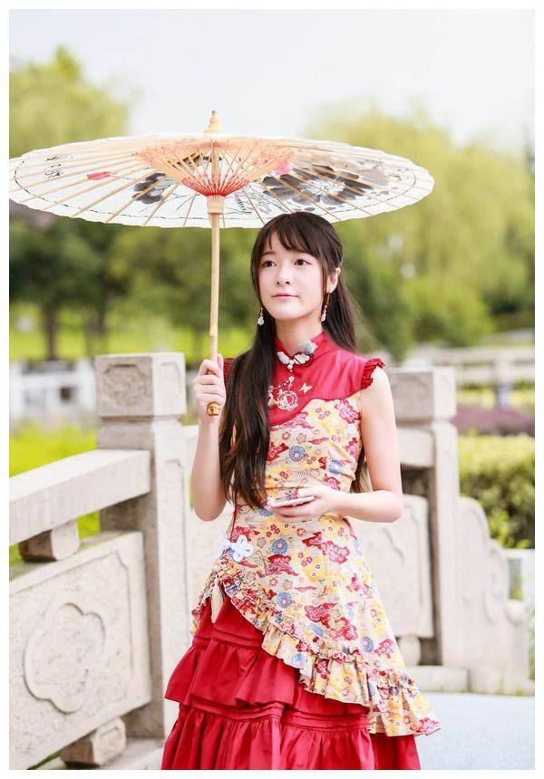 22岁星女郎徐娇穿学生装现身,素颜戴口罩难遮美貌,萝莉气质绝了_少女