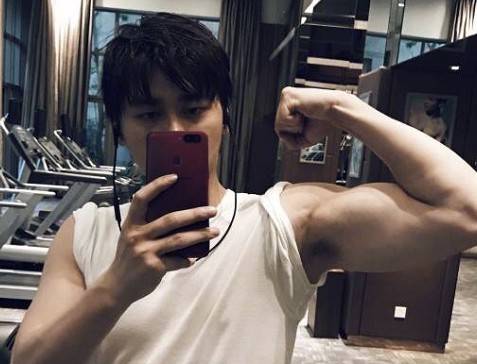 原创李易峰被指发福后拍戏间隙坚持健身获粉丝点赞自律男孩