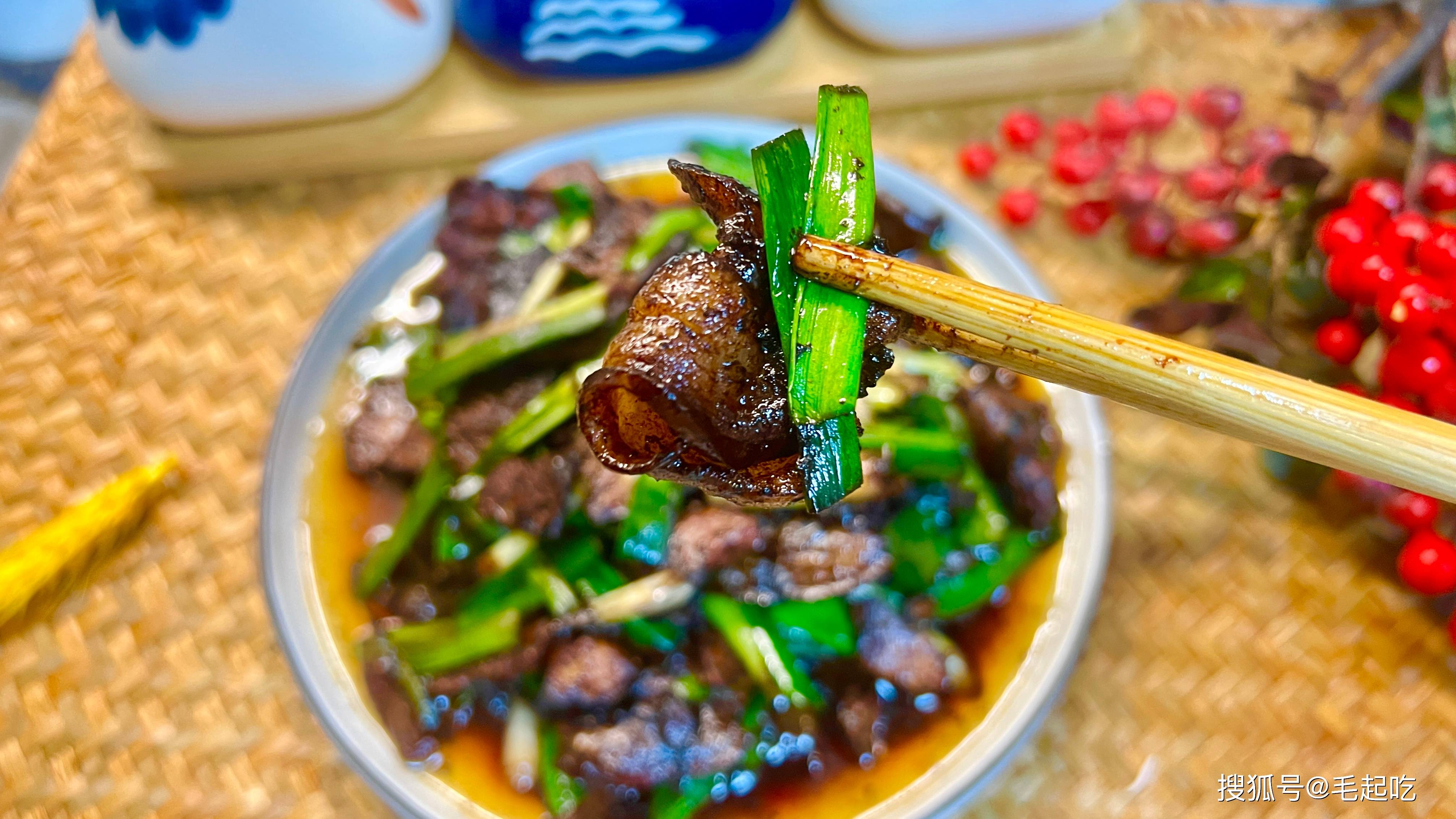 夏天没胃口老四川饭馆的蒜苗酱爆肉酱香浓郁油润肥美太下饭了