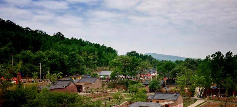 千年古县神奇山村，房屋都用红色石头建，民风淳朴好似世外桃源