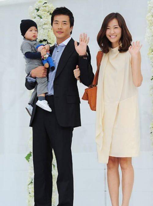 金泰熙夫妇携女现身游乐园rain推婴儿车又提包细心又体贴