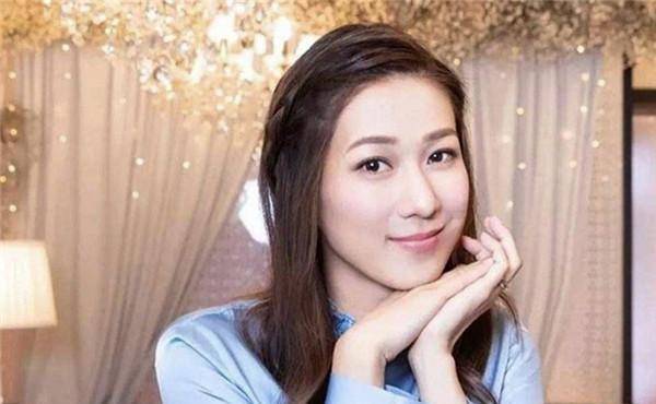 "好彩妹"钟嘉欣:当红时嫁大13岁男友生2娃,今36岁仍美翻天!