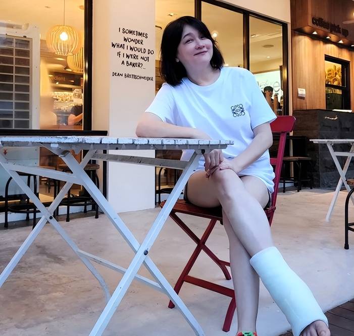 原创新加坡一姐陈莉萍近况脚骨折拒绝动手术打石膏需坐轮椅出行