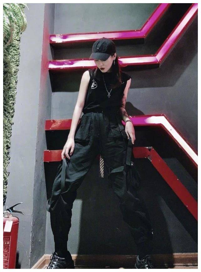 她曾在变形计中试图逃跑,现19岁把长袜穿到透光,腿比杠杆还细_杨馥宇