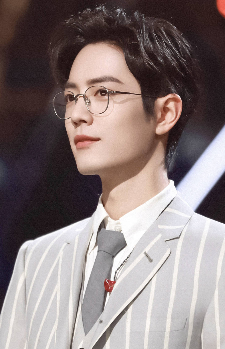 原创肖战演绎斯文型男灰白条纹西装搭配眼镜又帅出了新高度