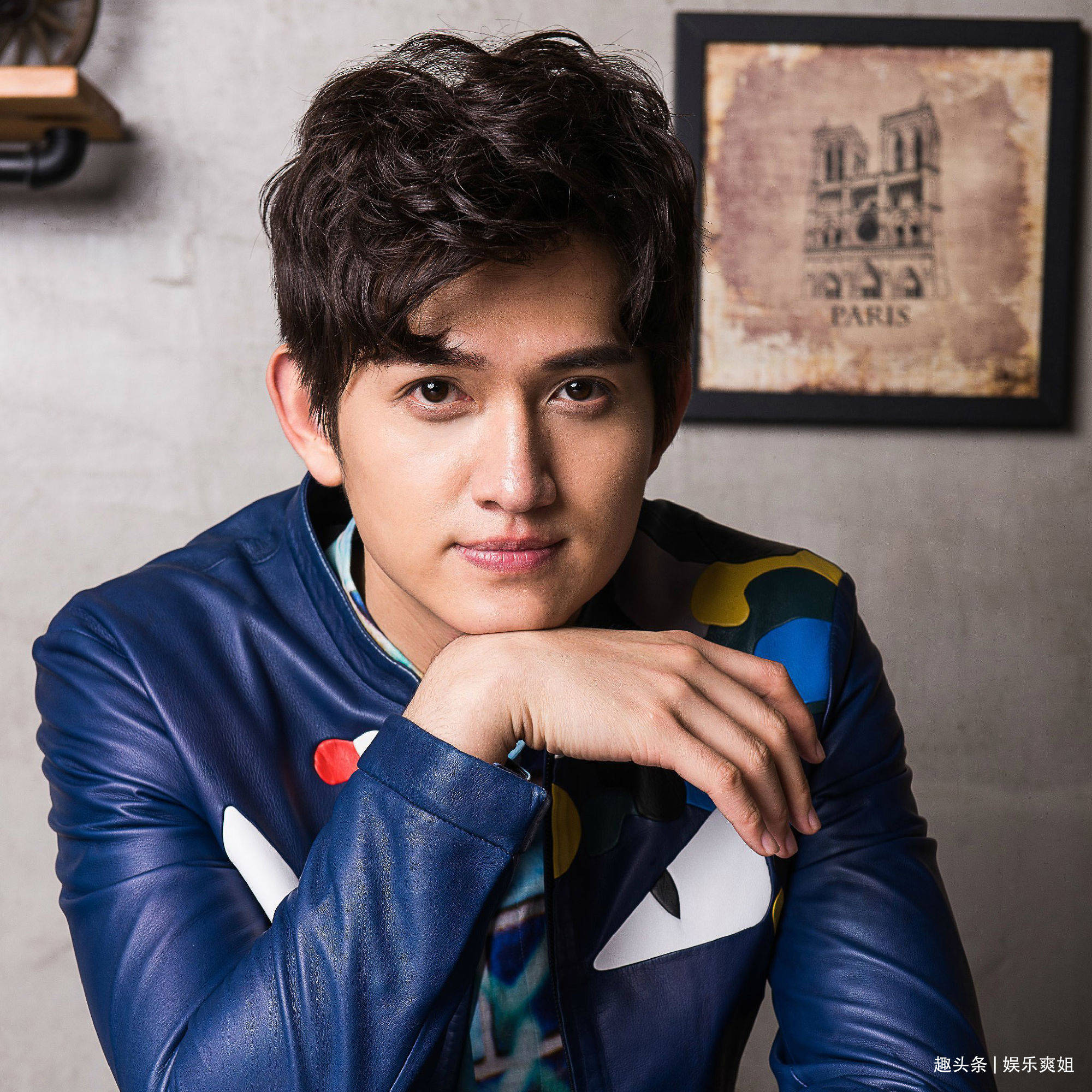 但他进入娱乐业的能力与他的兄弟马赫有很大关系,马赫只是和他的