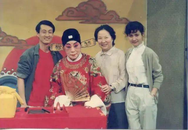 李蔷华与儿子关栋天,儿媳周玖和俞振飞合影昨晚11时半,上海戏曲学校
