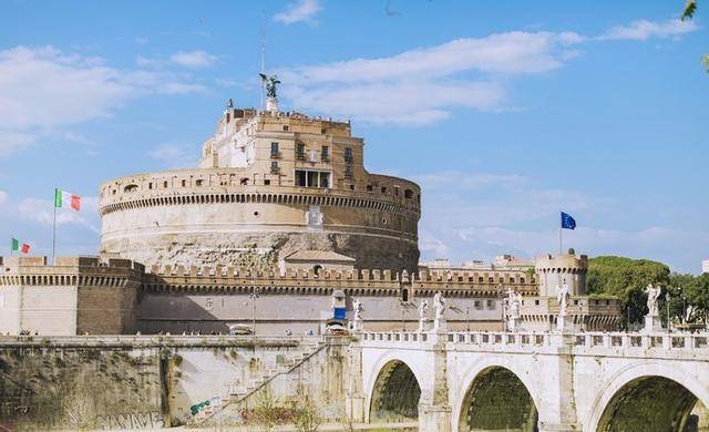 登上堡顶,俯瞰台伯河上下游的景色,这种感受只存在于圣天使城堡_罗马