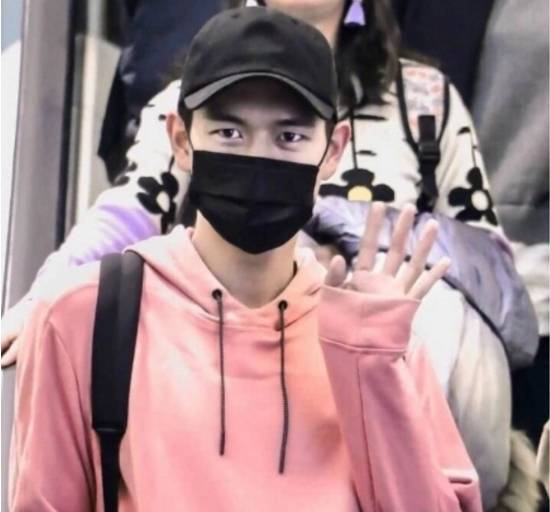 刘昊然正值青春,所以当他穿上粉色卫衣之后,让我们感觉到青春气息扑面