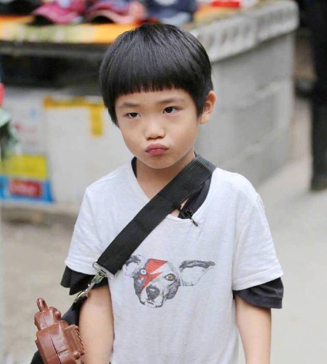 原创曹格儿子近照曝光12岁已长胡子显时尚沧桑颜值高撞脸千玺