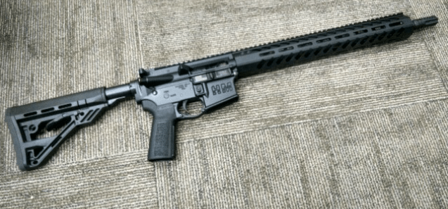 霍尔驾车来到联邦快递中心停车场,下车后掏出了两支ar15半自动步枪