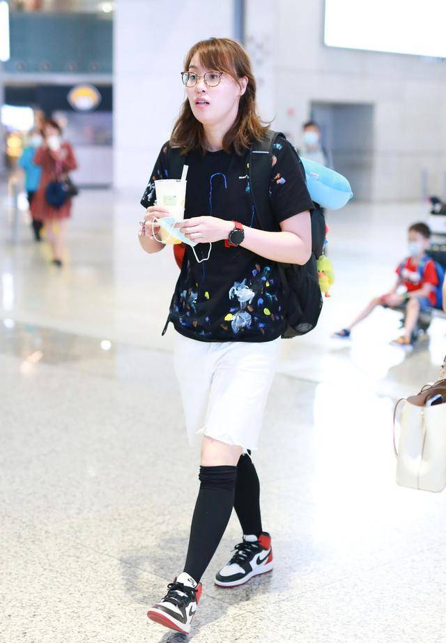 原创傅园慧穿运动袜五分裤走机场打扮好潮啊但骨架大没路人漂亮