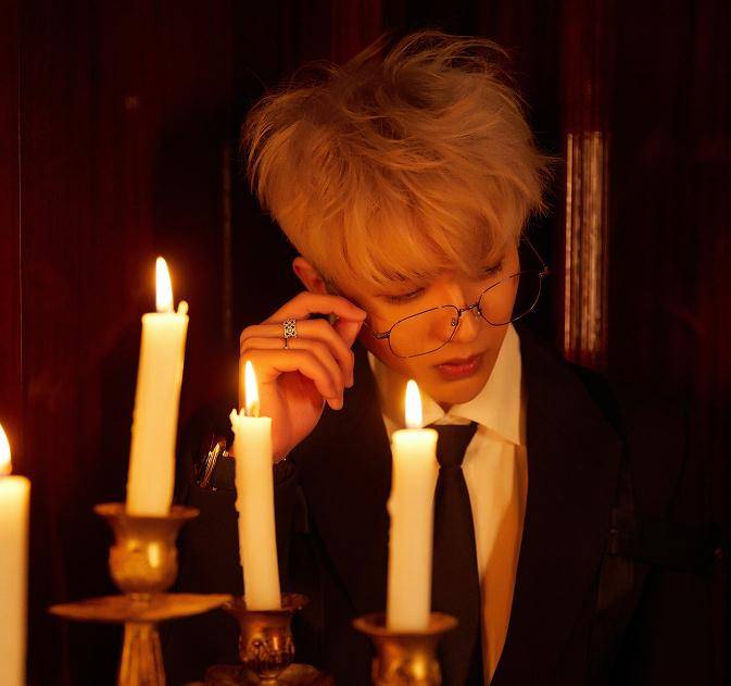 原创蔡徐坤豪门大片曝光白发加金丝框眼镜撕漫男气质十足