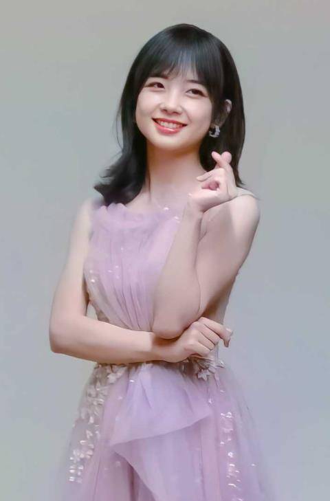 穿礼服裙的王冰冰也是漂亮,乌黑发光的头发配搭淡粉