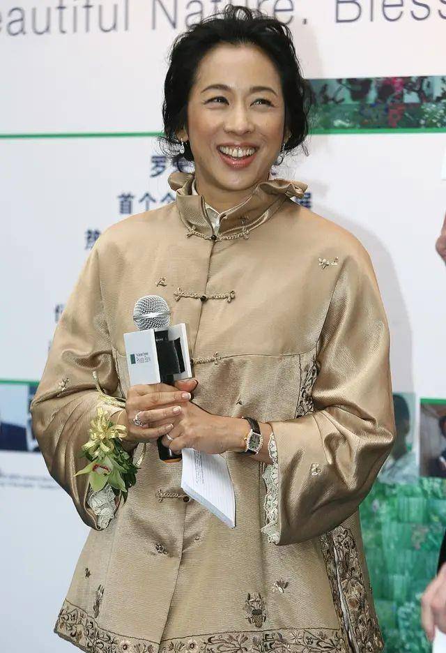 原创47岁狠甩豪门63岁的朱玲玲依旧时尚犹存白色旗袍贵气十足