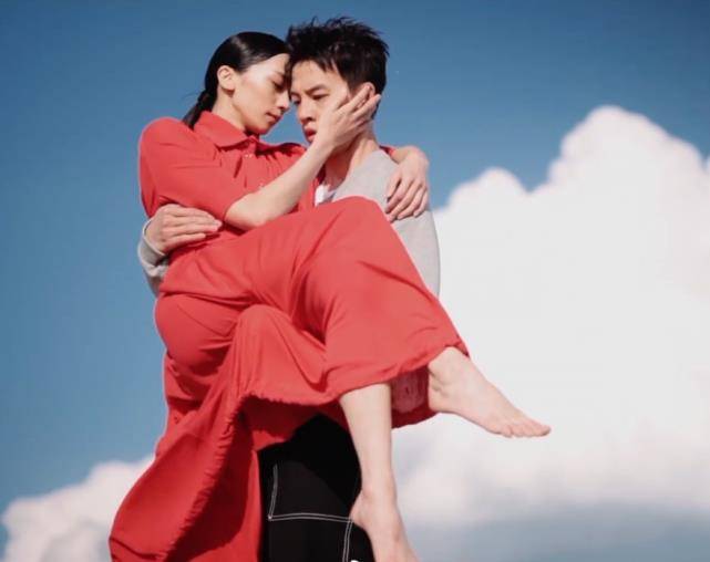 演员尹昉宣布当爹晒一家三口合照幸福满满台妻子身份首曝光