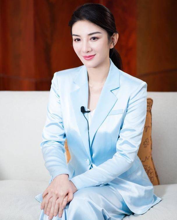 原创黄奕气质真好穿蓝色缎面西装知性又减龄43岁状态如少女