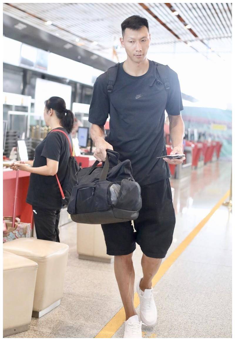 原创易建联现身蓝色运动装潇洒时髦灰色羽绒服低调沉稳很有范儿