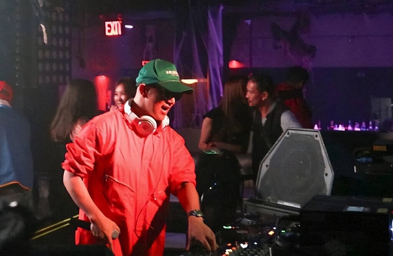 原创具俊晔现身国外夜店捞金穿条纹t恤打碟网友怎么胖了呢