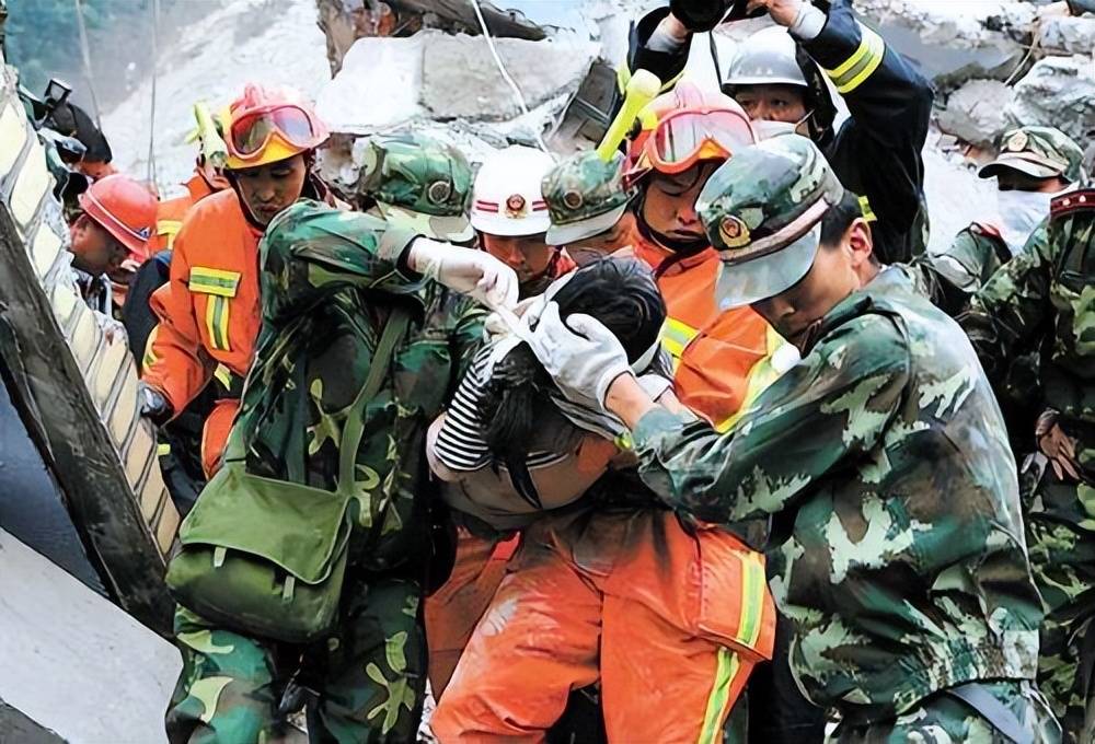 汶川地震全国各地救援图片